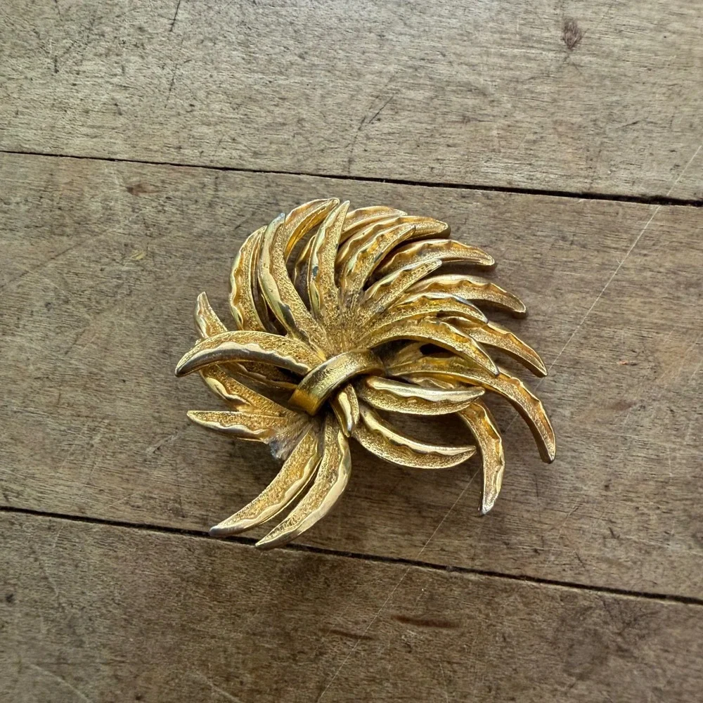 Vintage 1960s Gold‎ Tone Textured Spray Brooch Pin, MCM Wheat Leaf Swirl